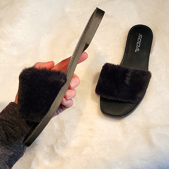 SODA ♡ Sweet-Cute 'n Sexy Black Faux Fur Flat Slip On Slippers 6 - Picture 8 of 17